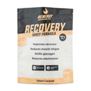 4Energy Recovery Whey Formula – 900 g, slana karamela, vrečka z oranžnimi poudarki, besedilo o koristih in vrh s ponovnim zapiranjem.